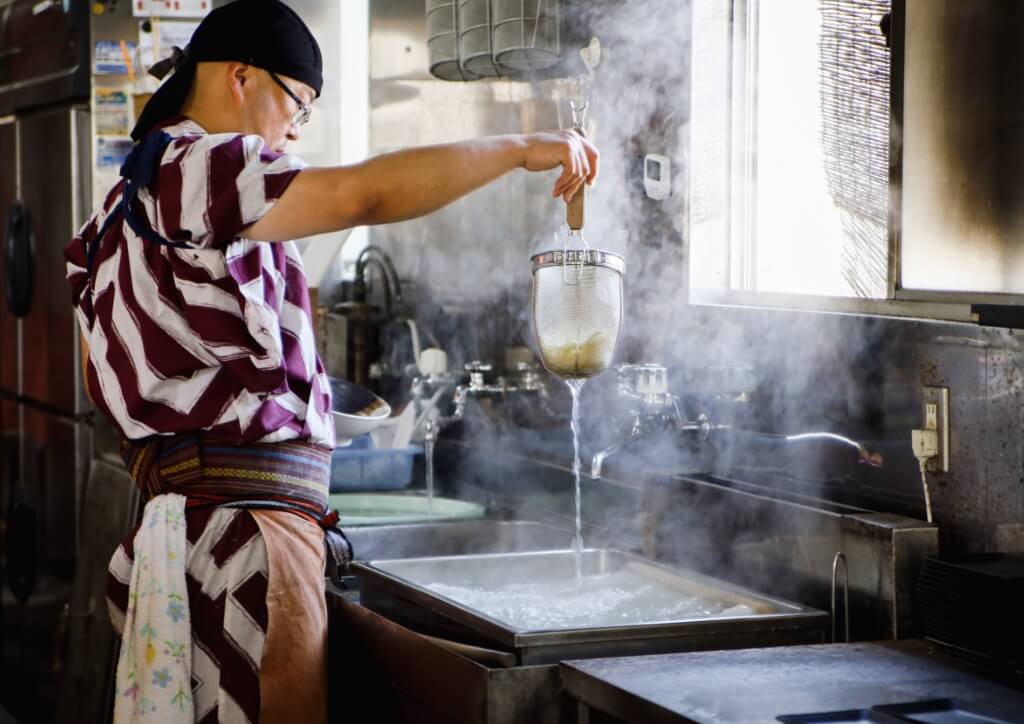 うどんを茹でるSIRAKAWAの店主