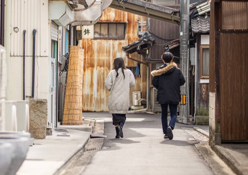 路地裏を歩く男性と女性