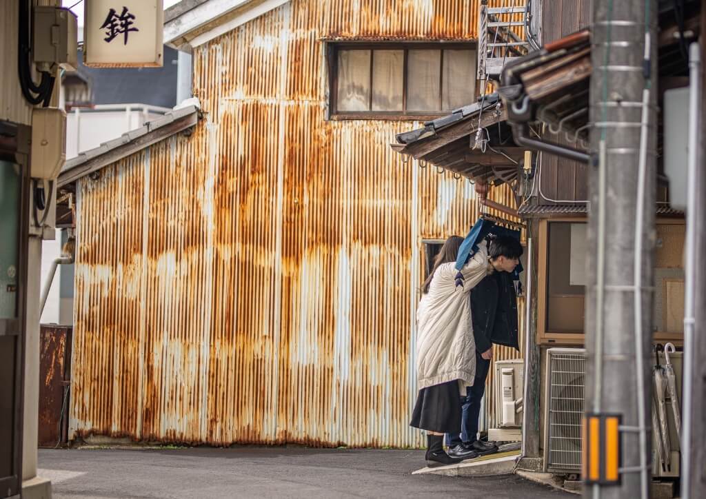 『できたて』受付口に入る男性と女性